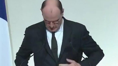 Fransa Başbakanı Jean Castex gözünün önündekini fark edemedi, yaptığı hareketlere kimse anlam veremedi