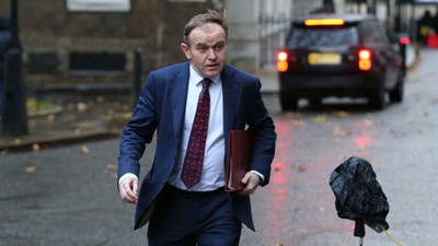 İngiltere Çevre Bakanı George Eustice AB’yi suçladı