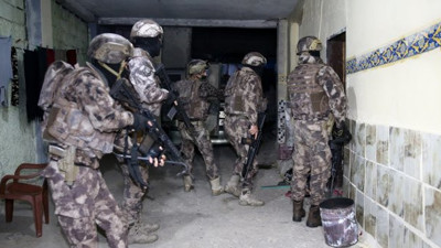 IŞİD'in intikam yemini kursağında kaldı. Adana'da şafak vakti kapılar koçbaşıyla kırıldı