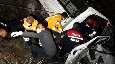 Drenaj kanalına devrilen pikapta can pazarı