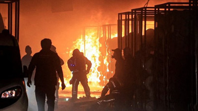 Tekstil firmasında çıkan yangında kumaşlar alev alev yandı