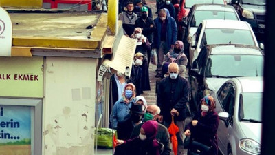Vatandaşın ucuz ekmek kuyruğunda beklemesinin altından kimler çıktı. Gazeteci Yeliz Koray gerçeği hatırlattı