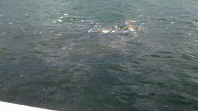 İzmir’de utandıran görüntüler. Hepsi denizde yüzüyor. İnsanlık bunun neresinde