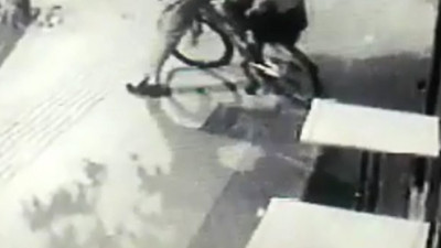 Çaldığı bisikleti süremedi kısa sürede yakalandı, kameralara böyle yansıdı
