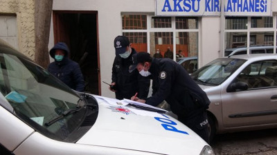 Polis arka kapıdan girdi cezayı kesti