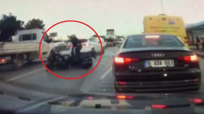 Otomobil trafikte yavaşlayan motosiklete arkadan böyle çarptı