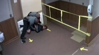 ABD polisi nöbet geçiren genci gözaltına aldı. Tepki seli yaşandı