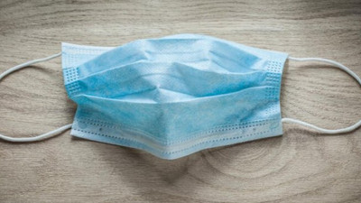 Herkes sabahları kendi evinde korona testi yapacak. Sonuç hemen belli oluyor çünkü herkesin evinde var. Basit bir yöntemle sonuç çıkıyor