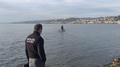 İzmit'te kulaçlar rekor için değil suçluları yakalamak için atıldı. Polislerden denizin içinde nefes kesen takip