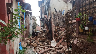 Ayvalık'ta sağanak 2 evi yıktı. Meteoroloji günler öncesinden açıklamıştı