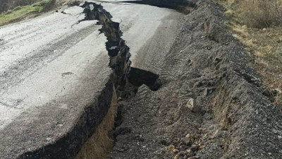 Denizli'de iki mahalleyi birbirine bağlayan yol çöktü