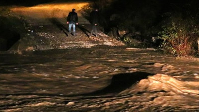 İzmir'de sel felaketi. Sulara kapılan araçtaki 2 kişi aranıyor