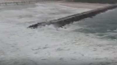 8 metrelik gelgit paniği. Dev dalgalar sahili dövüyor