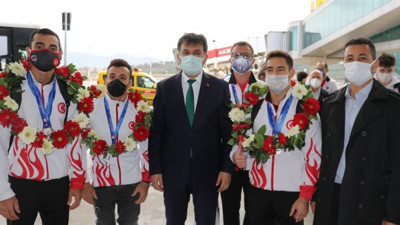 Şampiyon cimnastikçiler alkışlarla karşılandı