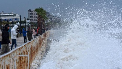 Antalya'da vatandaşlar dev dalgalarla fotoğraf çekilebilmek için sahillere akın ettiler