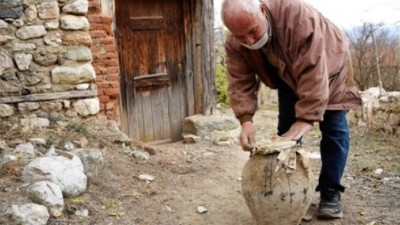 21 yıl önce annesinin sakladığı küpü buldu, bakın içinden ne çıktı. Şimdi torunları için saklayacak
