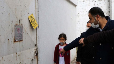 Daireler sallanıyor, ses nedeniyle geceleri yatamıyorlar. Bir bombanın üstünde gibiler