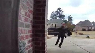 Kargocu kadın kapının önüne gelince fark etti. Gördükleri karşısında havalara uçtu