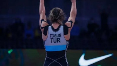 Milli güreşçi Buse Tosun'dan gümüş madalya