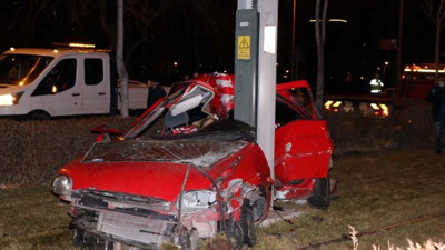 Feci kaza. Çarpmanın etkiyle direk aracın ortasında kaldı 2 kişi can verdi