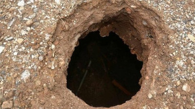 Top oynarlarken bir anda ayakları çukura saplandı. İçeriye bakınca gözlerine inanamadılar