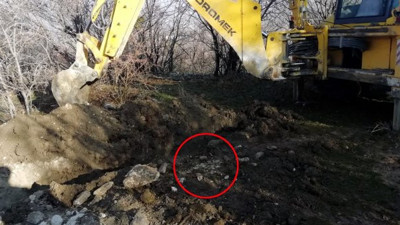 Kepçe operatörü şans eseri fark etti. İlk darbeyi vurduktan sonra hepsi önüne döküldü