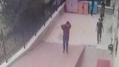 İğne yaparken canını yaktı diye sağlıkçıyı dövdü. Elleriniz kırılsın durdurun bu adamları