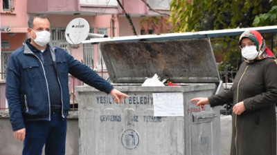 Dalgınlıkla çöpe attı, günlerdir çöp konteynırının önünde nöbet tutuyor