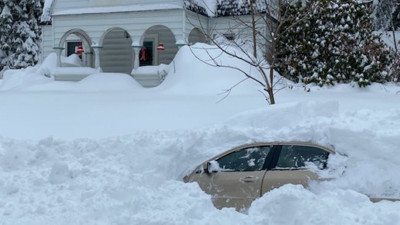 Kar altındaki aracının içinde kurtarılmayı bekledi