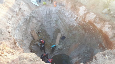 Adana'da kuyu çöktü, 2 işçi toprak altında kaldı