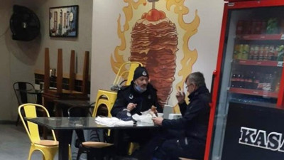 Sakarya’da iki zabıta yasağa rağmen lokantada yemek yedi