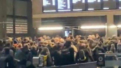 Londralılar kaçıyor. Vicdansız Boris sürü bağışıklığını savunmuştu