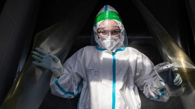 Mutasyona uğrayan korona virüs yayılıyor. Bir kişi tecrit altında