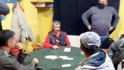 Kumarbazların iskambil kağıtları masada kaldı