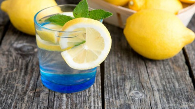 Karaciğerin dostu kanserin düşmanı limonlu suyun mucizevi faydaları