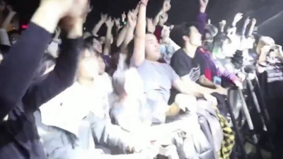 Bütün dünyaya virüs bulaştırdılar şimdi çılgınlar gibi eğleniyorlar. Batsın Vuhan