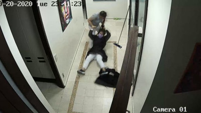 Klinikteki iki kadının yumruk yumruğa kavgası kamerada. Kadın kadını öldüresiye dövdü