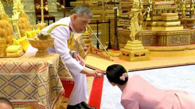 Kral değil metresi çıplak. Fotoğrafları ortaya çıktı. Kral şimdi ne yapacak