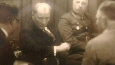 Atatürk'ün Kubilay şehit edildikten sonra İzmir Türk Ocağı'nda çekilen fotoğrafı