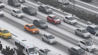 Ankara'ya mevsimin ilk karı yağdı. Yollar buz pistine döndü sürücüler zor anlar yaşadı.
