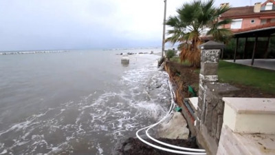 Aman Allah'ım, Ayvalık denize kayıyor. Endişeli bekleyiş sürüyor