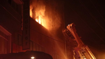 İzmir'de mobilya ve kağıt fabrikalarında yangın