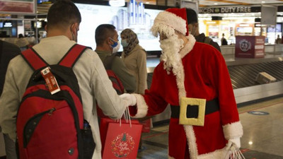 Noel baba hediyeleri dağıtmaya başladı