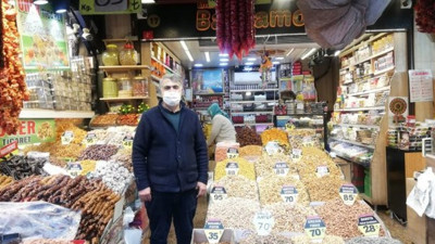 Mısır Çarşısı’nın o eski halinden eser yok şimdi. Öyle bir geçer zaman ki