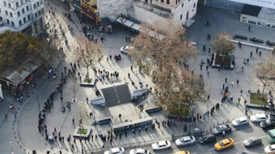 Nimet abla önünde umut kuyruğu. İstanbul dışından gelenler var. Umut fakirin ekmeği ye Memet ye