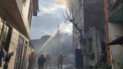 Fatih'te 3 katlı binada yangın (26 Aralık 2020)