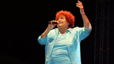 Selda Bağcan neden dekolte giyinmediğini açıkladı