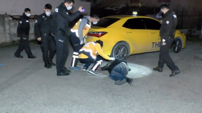 İstanbul'da olaylı gece. Müşteri kılıçla taksi durağına saldırdı
