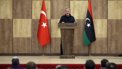 Türkiye'yi tehdit eden Hafter'e Bakan Akar'dan Libya'da açık mesaj