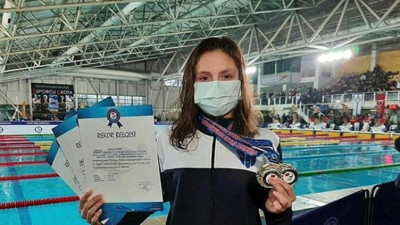 Milli yüzücü Merve Tuncel bir kez daha göğsümüzü kabarttı